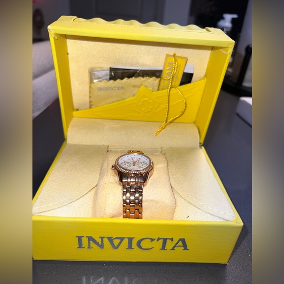 Rose Gold Angel Quartz Watch with rhinestones around the clock. - Picture 3 of 3